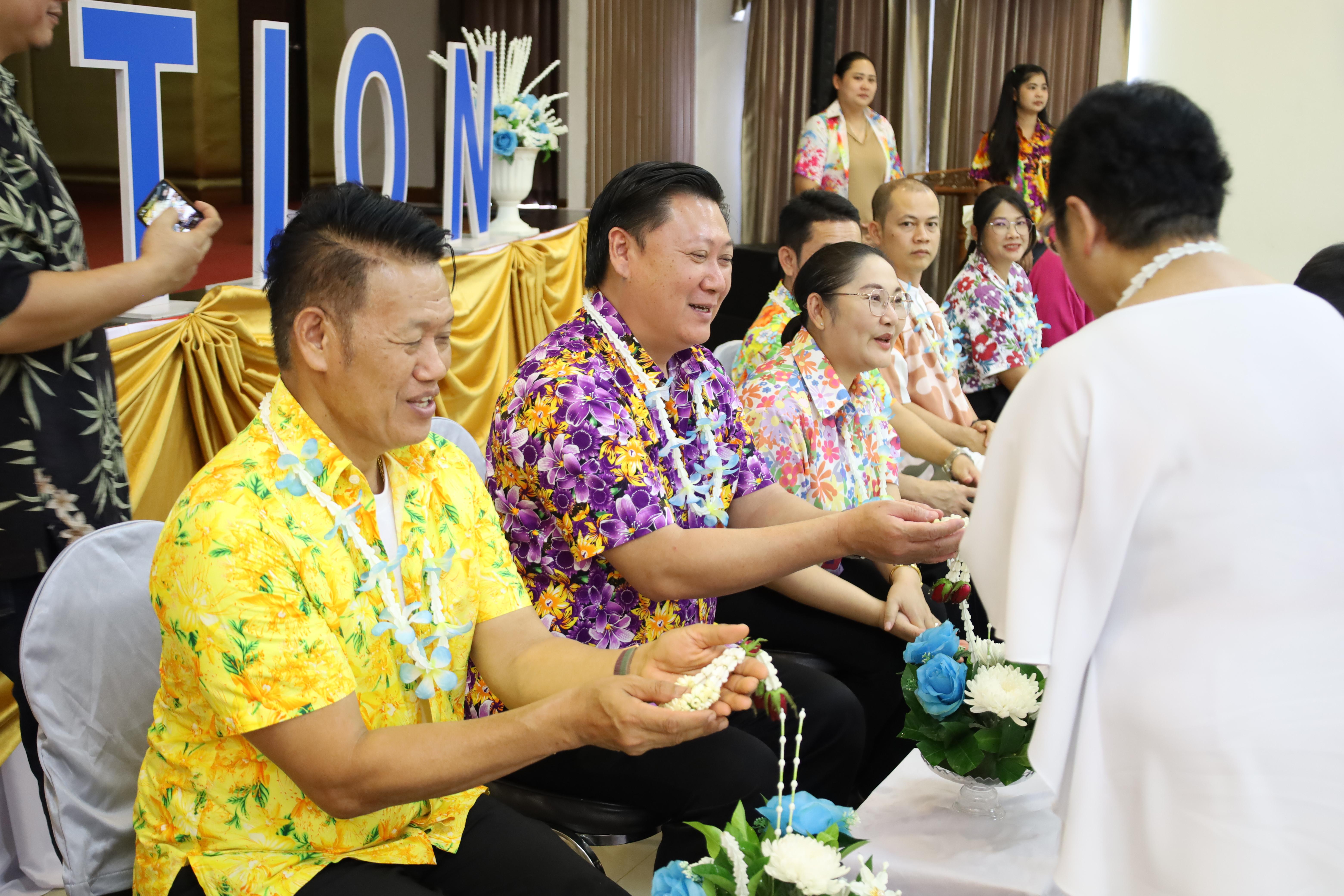 195. วันที่ 26 เมษายน 2568 สาขาการบริหารการศึกษา ได้จัดกิจกรรมรดน้ำดำหัวคณาจารย์ระดับบัณฑิตศึกษา ประจำสาขาการบริหารการศึกษา ณ ห้องประชุมครุร่มสัก 1 ชั้น 3 อาคารคณะครุศาสตร์